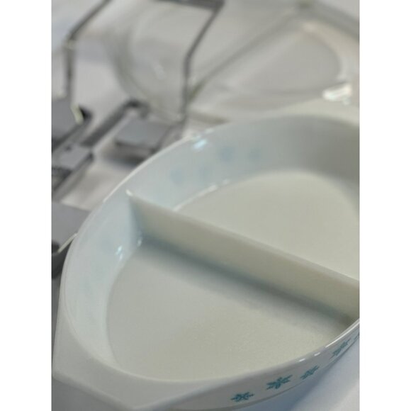Vintage Pyrex Snowflake Oval Divided Casserole Dish | With Lid and Metal Carrier - Picture 9 of 12